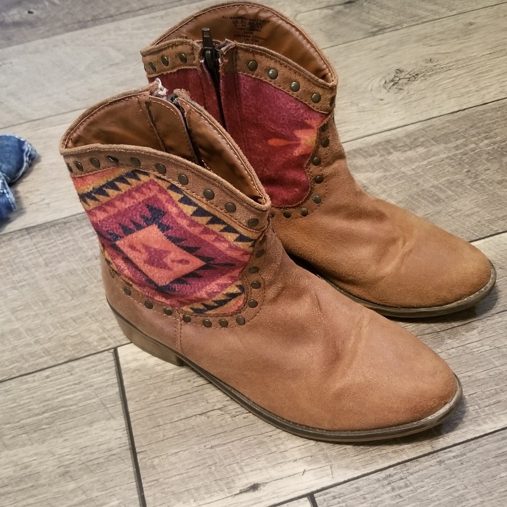 Women's short zip up cowgirl boots